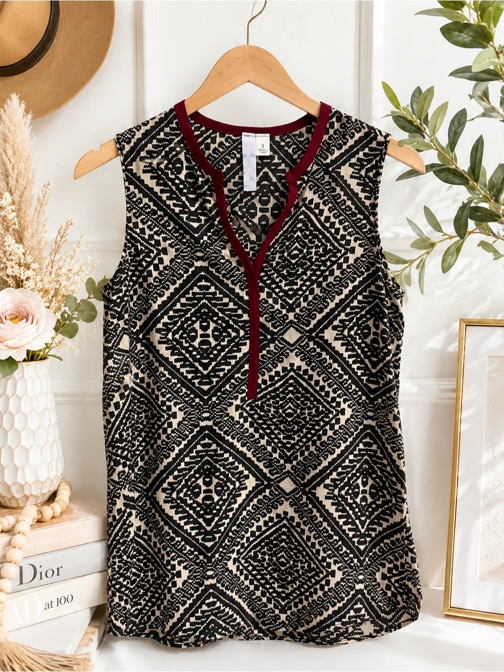 Francesca’s Sleeveless Boho Tribal Print Tank Top Burgundy Trim Size Small